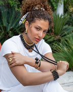 Pulseira dourada bola preta