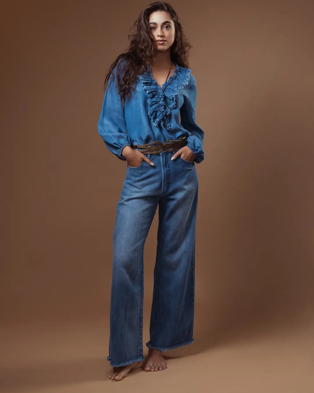 Calça Jeans Pantalona com Barra Desfiada