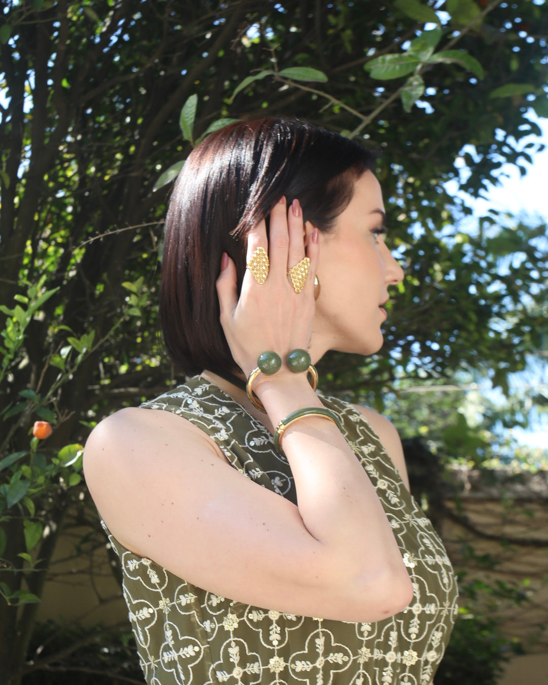 Pulseira dourada bola verde