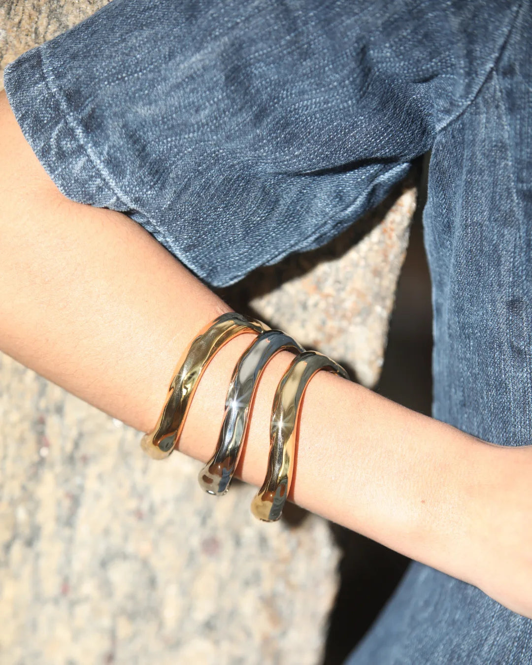 Pulseira dura orgânica dourada