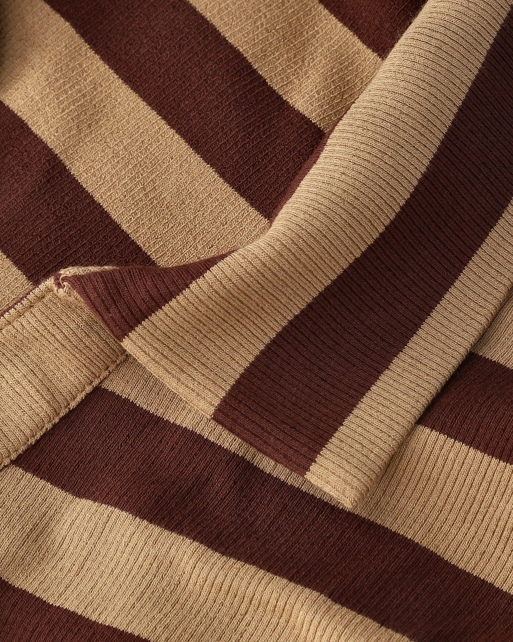 Polo de malha listrada marrom