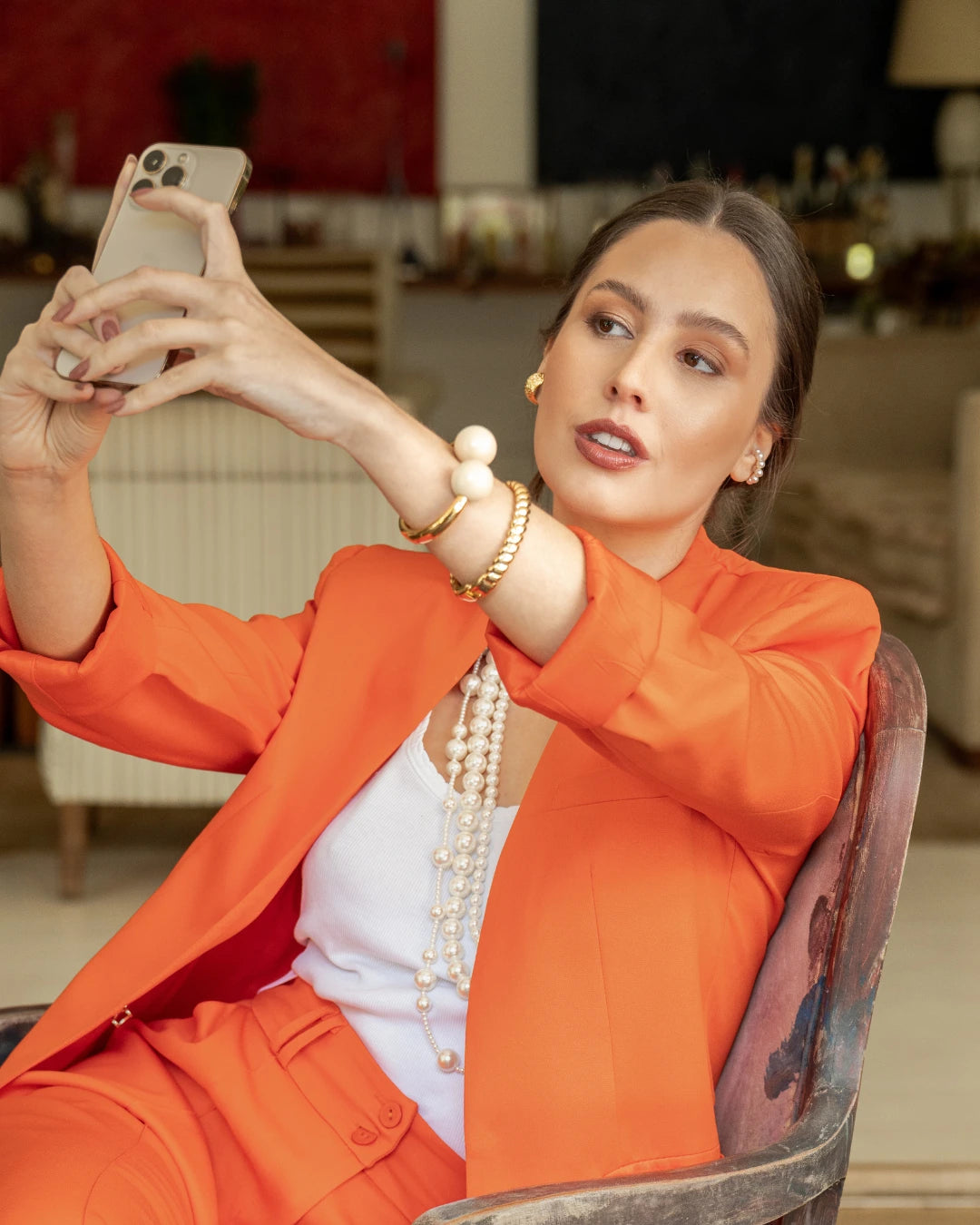 Pulseira dourada bola branca