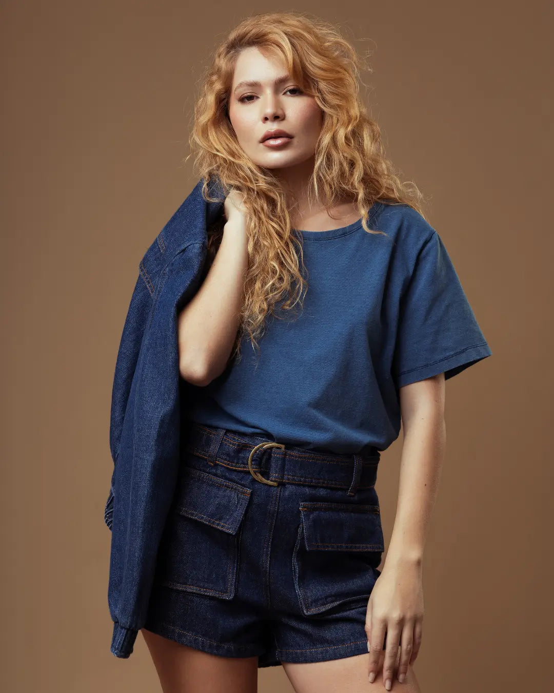 Shorts com Bolsos Frontais e Cinto e Fivela