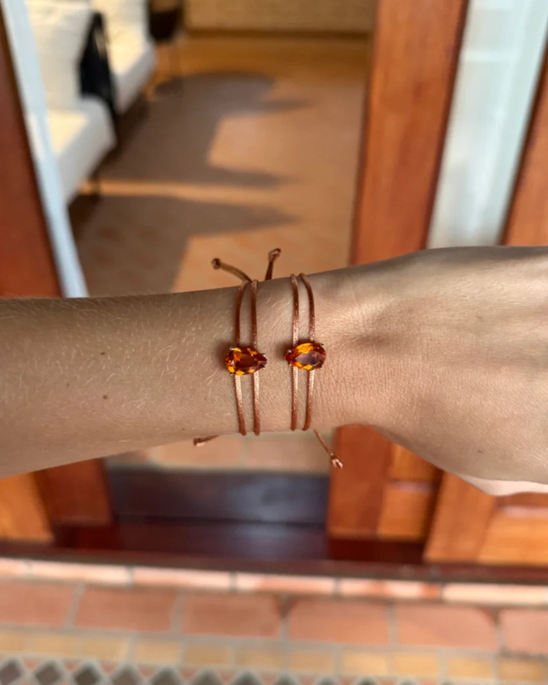 Pulseira Fio Duplo Terracota de Seda Pingente Cristal Laranja