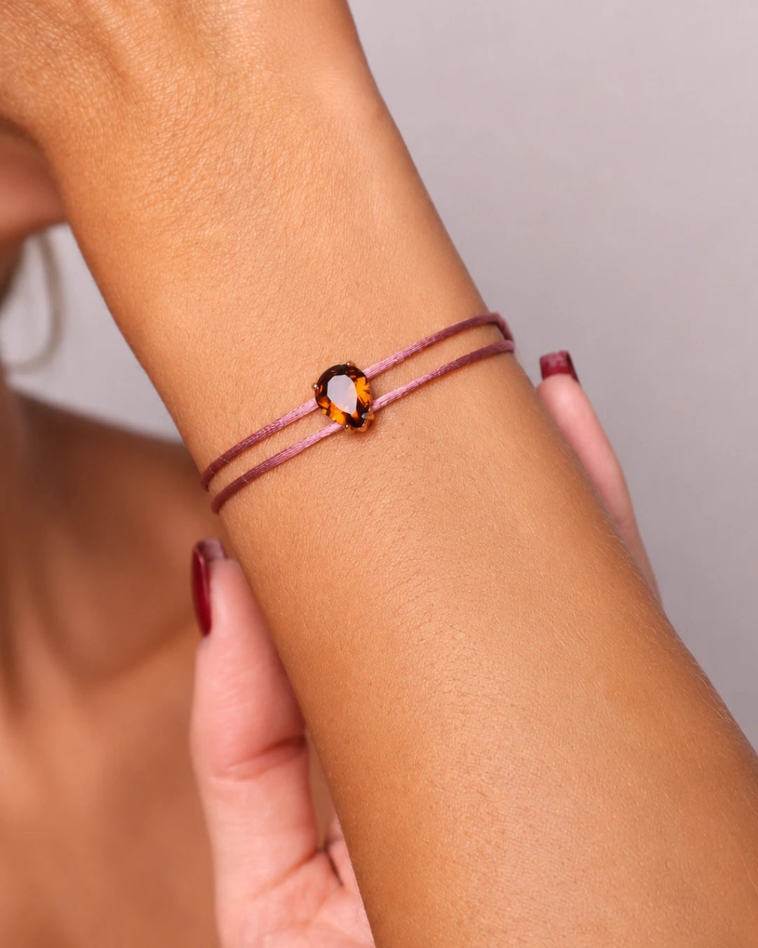 Pulseira Fio Duplo Rosa de Seda Pingente Cristal Marrom