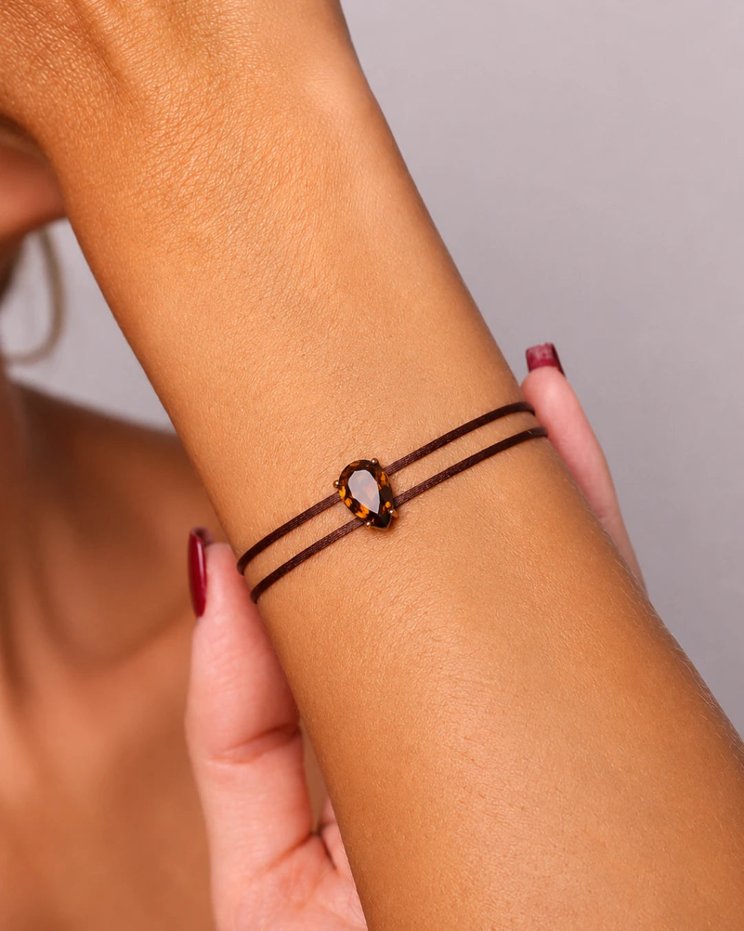 Pulseira Fio Duplo Marrom de Seda Pingente Cristal Marrom