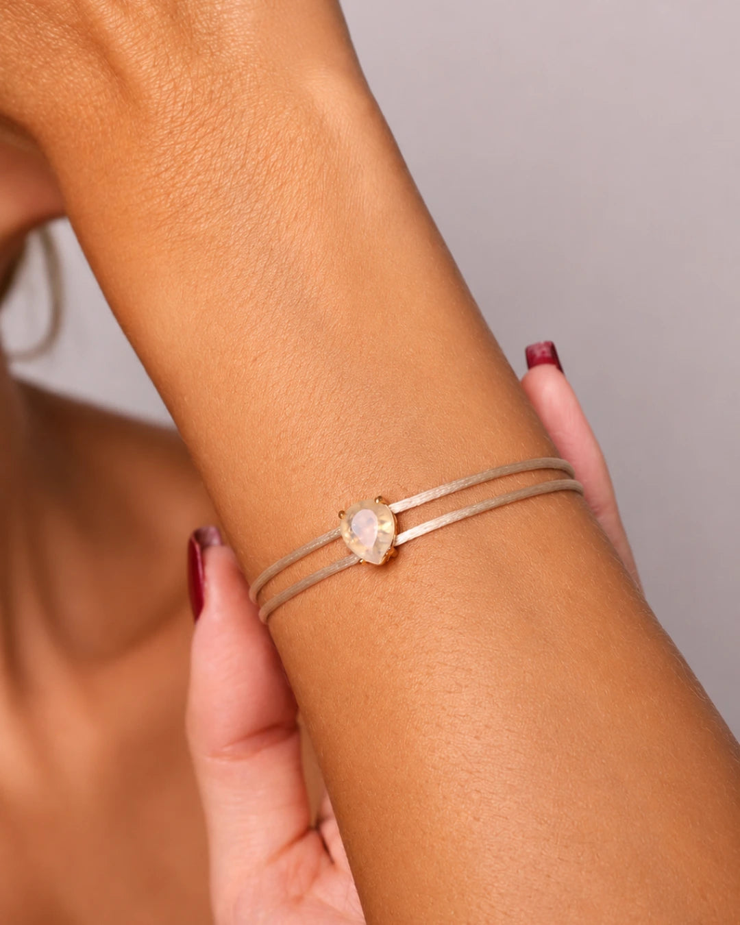 Pulseira Fio Duplo Bege de Seda Pingente Cristal Bege