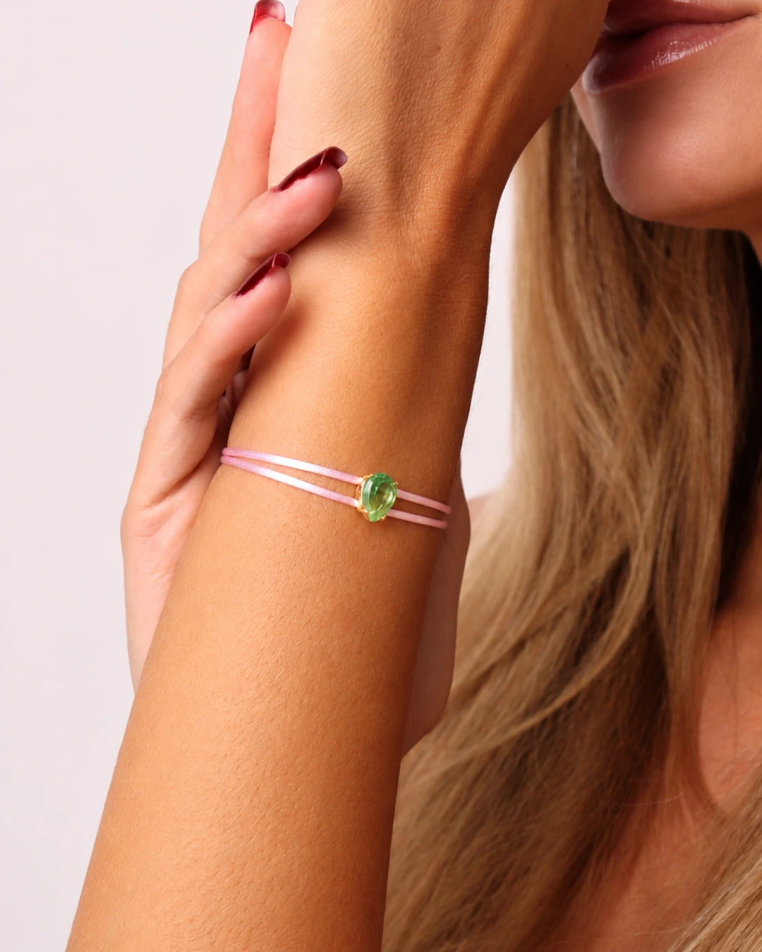 Pulseira Fio Duplo Rosa de Seda Pingente Cristal Verde