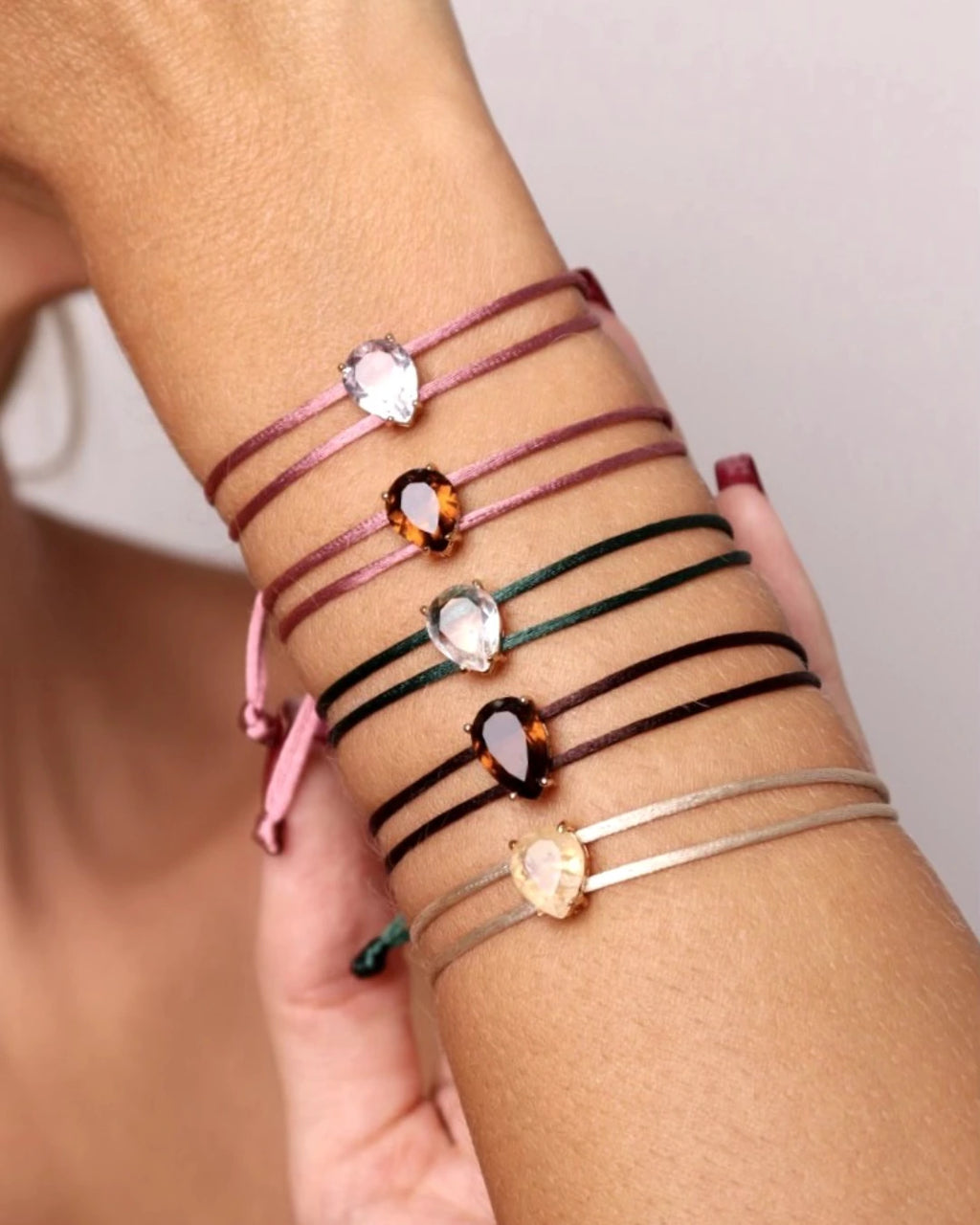 Pulseira Fio Duplo Rosa de Seda Pingente Cristal