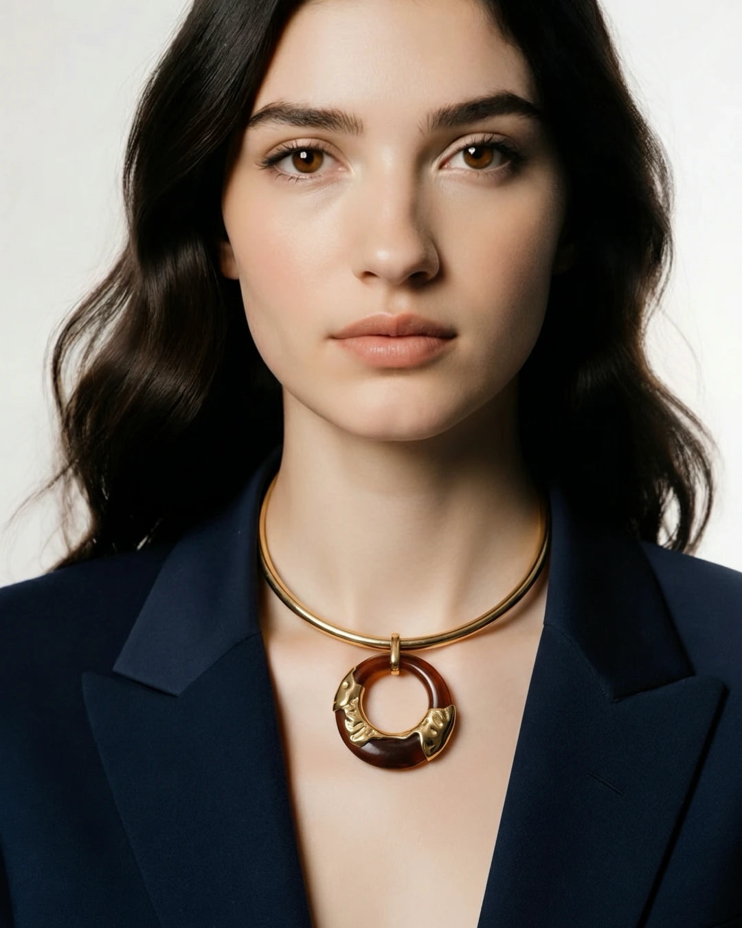 Colar Dourado com Pingente Argola Tartaruga